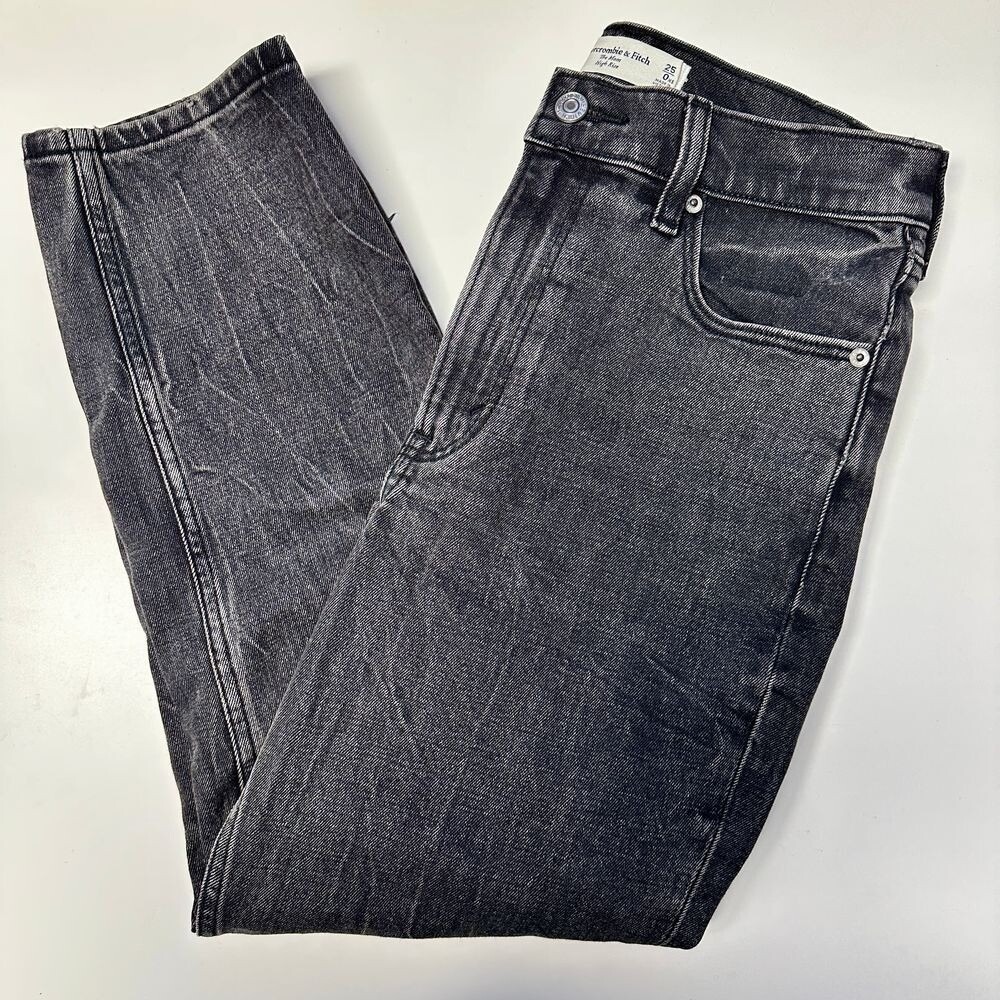 ABERCROMBIE & FITCH High Rise Mom High Black Rinse, Size 25 Extra‎ Short